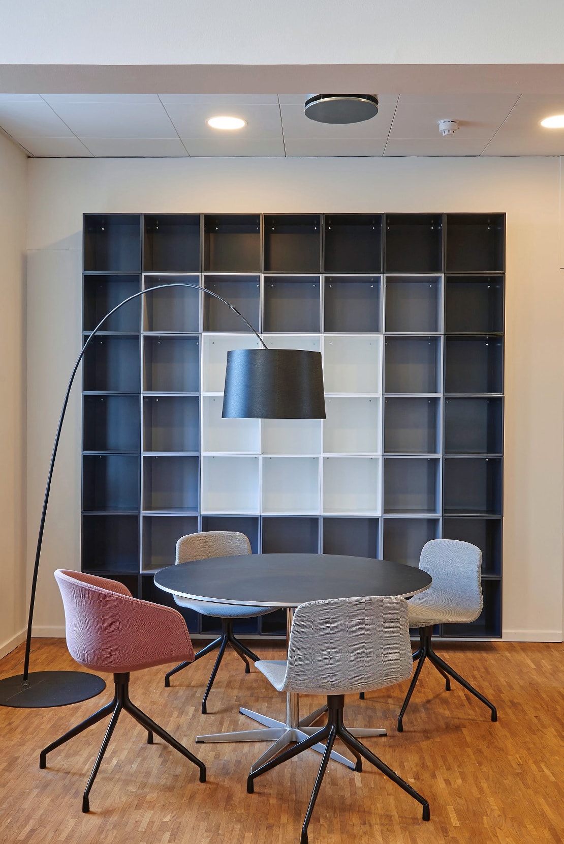 Office space interior contaning modern shelf units and funiture